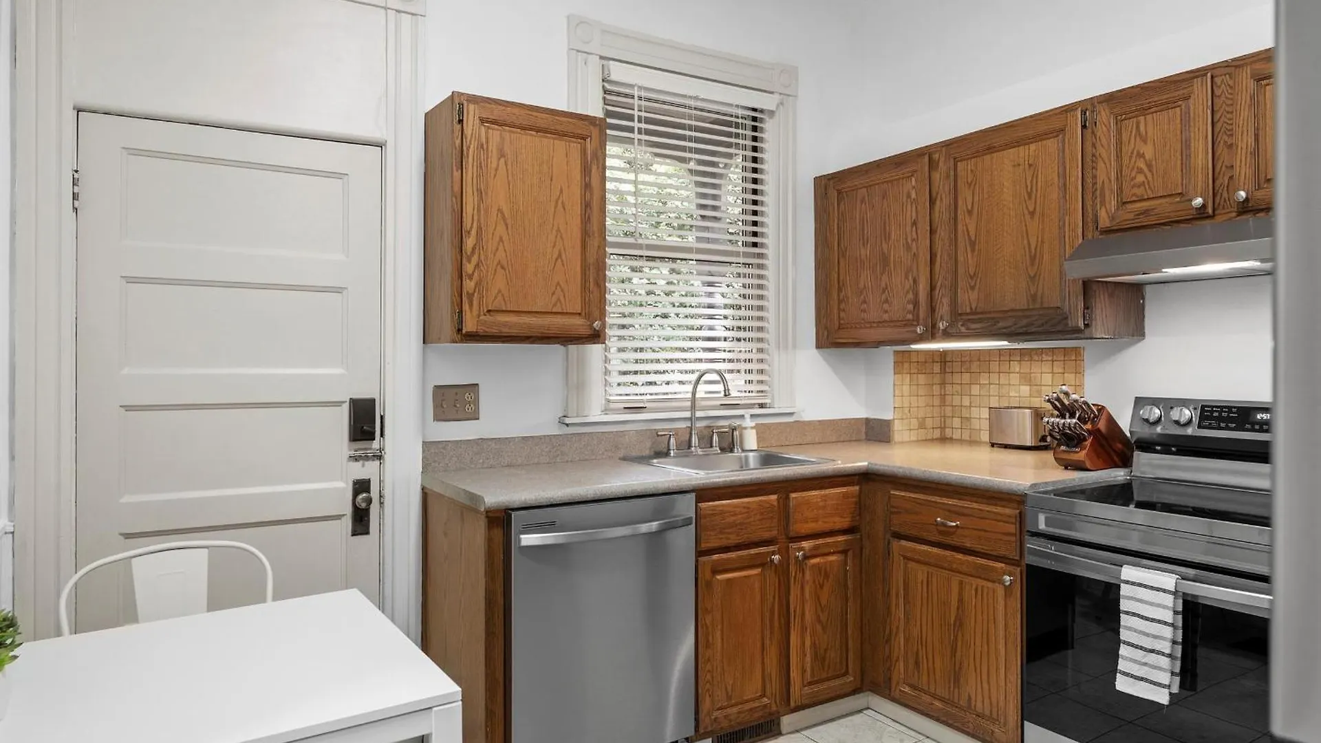 Oakland, Pittsburgh !D Modern And Stylish Private Bedroom With Shared Bathroom 0*,  United States